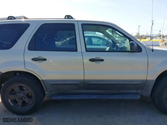 2005 Ford Escape XLT with VIN 1FMYU93135KC44135, listed as a IAAI auction lot 42002351 with 185,569 mi miles. Bid and sale history available at carsss.com. Image 13.