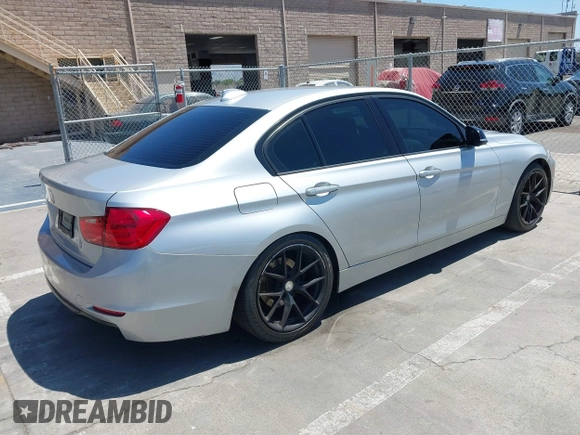 2013 BMW 3 Series 328i z VIN WBA3C1C58DF438492, wystawiony jako IAAI lot #42227575 z przebiegiem 110 497 mil mil oraz . Historia ofert i sprzedaży dostępna na DreamBid. Obrazek 4.
