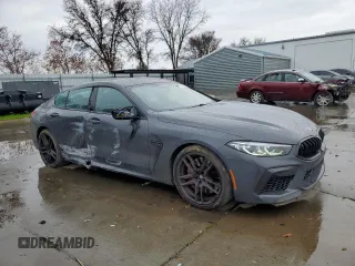 2022 BMW M8 Competition z VIN WBSGV0C07NCH63243, wystawiony jako Copart lot #82202603 z przebiegiem 42 329 mil mil oraz . Historia ofert i sprzedaży dostępna na DreamBid. Obrazek 4.