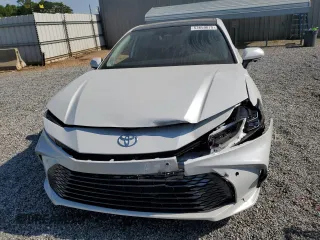 2025 Toyota Camry LE z VIN 4T1DAACK9SU054048, wystawiony jako Copart lot #53659075 z przebiegiem 3 568 mil mil oraz Szkoda całkowita • Salvage title. Historia ofert i sprzedaży dostępna na DreamBid. Obrazek 5.