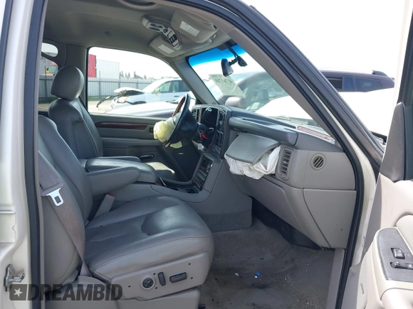 2005 Cadillac Escalade z VIN 1GYEC63N25R200026, wystawiony jako IAAI lot #41761210 z przebiegiem 226 747 mil mil oraz . Historia ofert i sprzedaży dostępna na DreamBid. Obrazek 5.
