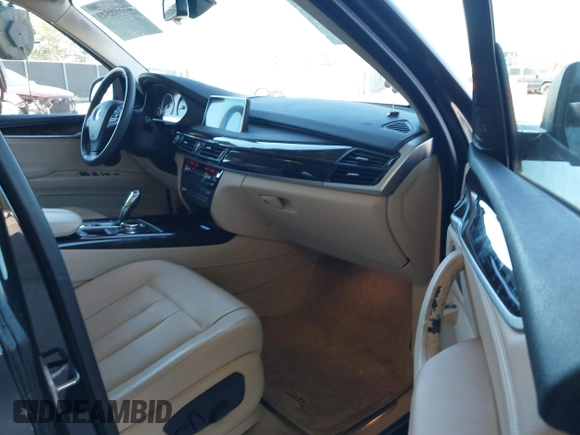 2014 BMW X5 sDrive35i z VIN 5UXKR2C52E0H33225, wystawiony jako IAAI lot #41698549 z przebiegiem 110 847 mil mil oraz . Historia ofert i sprzedaży dostępna na DreamBid. Obrazek 5.