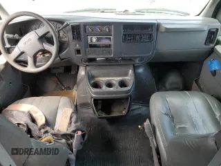 2006 GMC Savana z VIN 1GTHG352X61175949, wystawiony jako Copart lot #70037674 z przebiegiem 386 957 mil mil oraz Szkody całkowita. Historia ofert i sprzedaży dostępna na DreamBid. Obrazek 8.