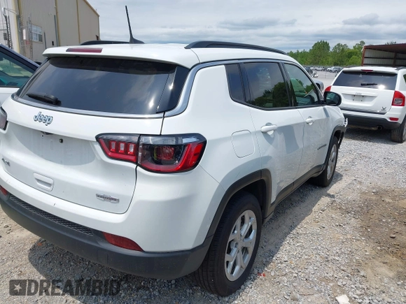 2024 Jeep Compass Latitude with VIN 3C4NJDBNXRT119192, listed as a IAAI auction lot 42191433 with 29,075 mi miles and . Bid and sale history available at carsss.com. Image 4.