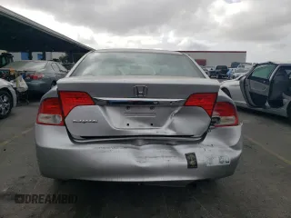 2010 Honda Civic z VIN 19XFA1E39AE028789, wystawiony jako Copart lot #71501844 z przebiegiem 136 429 mil mil oraz Szkoda całkowita • Salvage title. Historia ofert i sprzedaży dostępna na DreamBid. Obrazek 6.