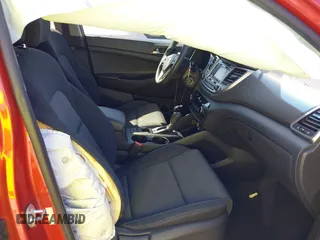 2017 Hyundai Tucson SE z VIN KM8J33A48HU396127, wystawiony jako IAAI lot #41785992 z przebiegiem 86 667 mil mil oraz . Historia ofert i sprzedaży dostępna na DreamBid. Obrazek 5.