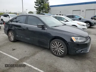 2014 Volkswagen Jetta SEL z VIN 3VWL17AJ8EM440253, wystawiony jako Copart lot #55537115 z przebiegiem 143 980 mil mil oraz Czysty tytuł • Clean title. Historia ofert i sprzedaży dostępna na DreamBid. Obrazek 4.