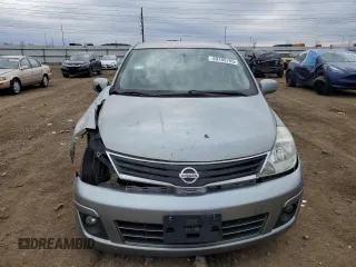 2012 Nissan Versa S z VIN 3N1BC1CP7CK804908, wystawiony jako Copart lot #50789765 z przebiegiem 125 322 mil mil oraz Szkody całkowita. Historia ofert i sprzedaży dostępna na DreamBid. Obrazek 5.