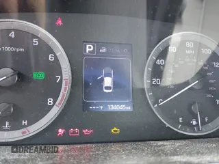 2015 Hyundai Sonata SE z VIN 5NPE24AFXFH189519, wystawiony jako IAAI lot #42146433 z przebiegiem 134 045 mil mil oraz . Historia ofert i sprzedaży dostępna na DreamBid. Obrazek 7.