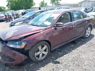 2013 Volkswagen Passat SE z VIN 1VWBP7A35DC080144, wystawiony jako IAAI lot #42191470 z przebiegiem 158 259 mil mil oraz . Historia ofert i sprzedaży dostępna na DreamBid. Obrazek 2.