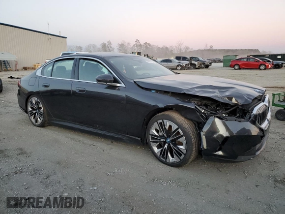 2024 BMW i5 eDrive40 z VIN WBY33FK04RCR56564, wystawiony jako Copart lot #46867435 z przebiegiem 2737 mil mil oraz Szkody całkowita. Historia ofert i sprzedaży dostępna na DreamBid. Obrazek 4.