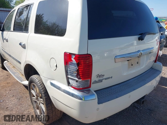 2008 Chrysler Aspen Limited z VIN 1A8HX582X8F150801, wystawiony jako IAAI lot #41995303 z przebiegiem 272 950 mil mil oraz . Historia ofert i sprzedaży dostępna na DreamBid. Obrazek 14.