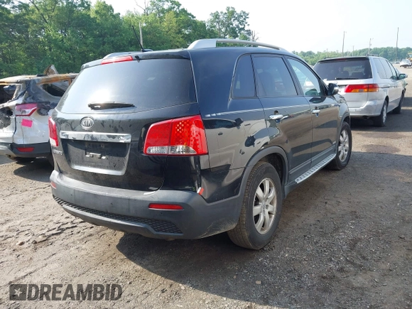 2012 Kia Sorento LX z VIN 5XYKTCA63CG304104, wystawiony jako IAAI lot #42275546 z przebiegiem 230 766 mil mil oraz . Historia ofert i sprzedaży dostępna na DreamBid. Obrazek 4.