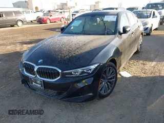 2023 BMW 3 Series 330i xDrive z VIN 3MW89FF09P8D19011, wystawiony jako IAAI lot #41957190 z przebiegiem 41 681 mil mil oraz . Historia ofert i sprzedaży dostępna na DreamBid. Obrazek 2.