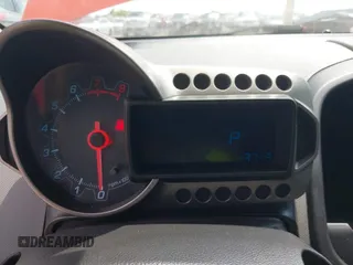 2012 Chevrolet Sonic LS z VIN 1G1JA6SH3C4116855, wystawiony jako IAAI lot #42513686 z przebiegiem Nie podano mil oraz . Historia ofert i sprzedaży dostępna na DreamBid. Obrazek 7.
