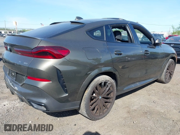 2021 BMW X6 sDrive40i z VIN 5UXCY4C06M9F26841, wystawiony jako IAAI lot #42122749 z przebiegiem 10 072 mil mil oraz . Historia ofert i sprzedaży dostępna na DreamBid. Obrazek 4.