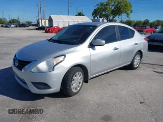 2016 Nissan Versa S z VIN 3N1CN7AP6GL837760, wystawiony jako IAAI lot #41843687 z przebiegiem 233 658 mil mil oraz . Historia ofert i sprzedaży dostępna na DreamBid. Obrazek 2.