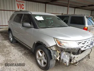 2018 Ford Explorer XLT z VIN 1FM5K7D83JGC26840, wystawiony jako IAAI lot #42248170 z przebiegiem 128 599 mil mil oraz . Historia ofert i sprzedaży dostępna na DreamBid. Obrazek 1.