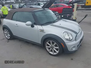 2014 MINI Convertible z VIN WMWZN3C52ET569565, wystawiony jako IAAI lot #42564988 z przebiegiem 66 035 mil mil oraz . Historia ofert i sprzedaży dostępna na DreamBid. Obrazek 1.