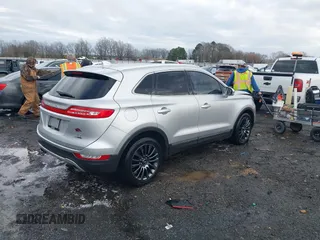 2015 Lincoln MKC z VIN 5LMCJ1A95FUJ20349, wystawiony jako IAAI lot #41695129 z przebiegiem 140 878 mil mil oraz . Historia ofert i sprzedaży dostępna na DreamBid. Obrazek 4.