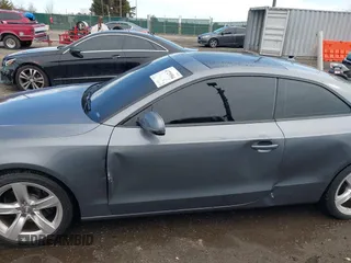 2013 Audi A5 Premium Plus z VIN WAULFAFR8DA070141, wystawiony jako IAAI lot #41729584 z przebiegiem 176 662 mil mil oraz . Historia ofert i sprzedaży dostępna na DreamBid. Obrazek 17.