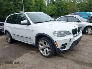 2012 BMW X5 35i z VIN 5UXZV4C5XCL987926, wystawiony jako IAAI lot #42379220 z przebiegiem 182 835 mil mil oraz . Historia ofert i sprzedaży dostępna na DreamBid. Obrazek 1.