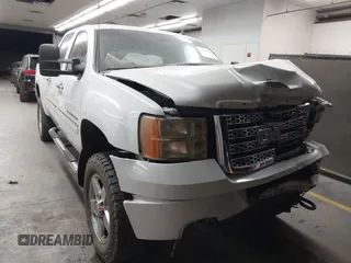 2013 GMC Sierra 2500HD Denali z VIN 1GT125E84DF184100, wystawiony jako IAAI lot #41675041 z przebiegiem 333 957 mil mil oraz . Historia ofert i sprzedaży dostępna na DreamBid. Obrazek 1.
