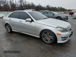 2013 Mercedes-Benz C 300 Sport с VIN WDDGF8AB4DA796219, выставлен на аукционе Copart как лот 49306065 с пробегом 87 831 миль миль и На запчасти • Non repairable. История ставок и продаж доступна на DreamBid. Изображение 4.