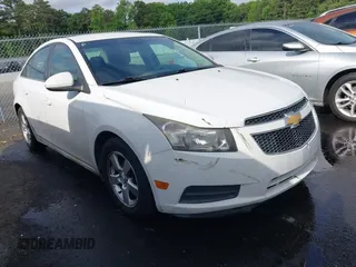 2014 Chevrolet Cruze 1LT z VIN 1G1PC5SBXE7201333, wystawiony jako IAAI lot #42281545 z przebiegiem 185 051 mil mil oraz . Historia ofert i sprzedaży dostępna na DreamBid. Obrazek 1.