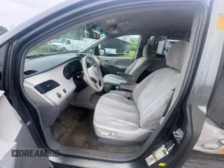 2013 Toyota Sienna LE AAS z VIN 5TDKK3DCXDS361554, wystawiony jako Copart lot #60774985 z przebiegiem 204 462 mil mil oraz Czysty tytuł • Clean title. Historia ofert i sprzedaży dostępna na DreamBid. Obrazek 5.