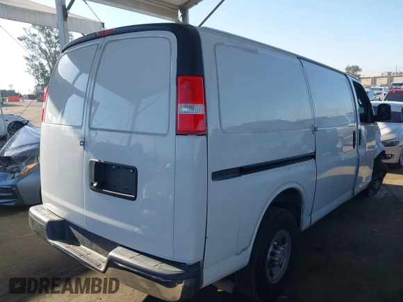 2020 Chevrolet Express Cargo z VIN 1GCWGAFP0L1242088, wystawiony jako IAAI lot #42145895 z przebiegiem Nie podano mil oraz . Historia ofert i sprzedaży dostępna na DreamBid. Obrazek 4.
