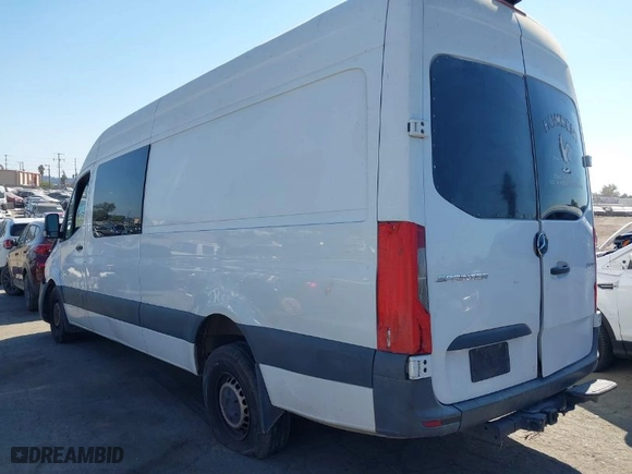 2019 Mercedes-Benz Sprinter Cargo Van with VIN WD4PF1CD1KP074822, listed as a IAAI auction lot 40303744 with 1 mi miles. Bid and sale history available at carsss.com. Image 3.