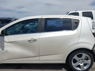 2015 Chevrolet Sonic LTZ z VIN 1G1JE6SB1F4164892, wystawiony jako IAAI lot #42359377 z przebiegiem 104 248 mil mil oraz . Historia ofert i sprzedaży dostępna na DreamBid. Obrazek 14.