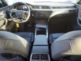 2024 Audi Q8 e-tron Premium z VIN WA14AAGE5RB042214, wystawiony jako Copart lot #81625384 z przebiegiem 20 296 mil mil oraz Szkoda całkowita • Salvage title. Historia ofert i sprzedaży dostępna na DreamBid. Obrazek 8.