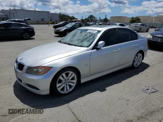 2007 BMW 3 Series 328i z VIN WBAVC53527FZ74908, wystawiony jako Copart lot #56956845 z przebiegiem Nie podano mil oraz Czysty tytuł • Clean title. Historia ofert i sprzedaży dostępna na DreamBid. Obrazek 1.