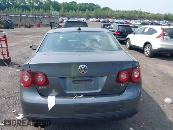2010 Volkswagen Jetta Limited Edition z VIN 3VWRZ7AJ1AM017527, wystawiony jako IAAI lot #42434560 z przebiegiem 132 891 mil mil oraz . Historia ofert i sprzedaży dostępna na DreamBid. Obrazek 16.