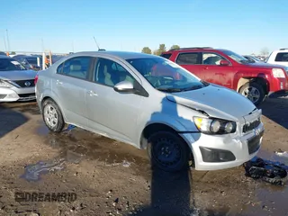 2016 Chevrolet Sonic LS z VIN 1G1JA5SH9G4116715, wystawiony jako IAAI lot #40898025 z przebiegiem 129 814 mil mil oraz . Historia ofert i sprzedaży dostępna na DreamBid. Obrazek 1.