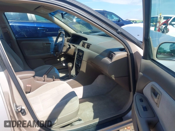 2001 Toyota Camry CE z VIN 4T1BG22K01U053432, wystawiony jako IAAI lot #42257822 z przebiegiem 128 610 mil mil oraz . Historia ofert i sprzedaży dostępna na DreamBid. Obrazek 5.