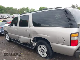 2005 Chevrolet Suburban LT z VIN 3GNEC16ZX5G197892, wystawiony jako IAAI lot #42045100 z przebiegiem 262 665 mil mil oraz . Historia ofert i sprzedaży dostępna na DreamBid. Obrazek 14.