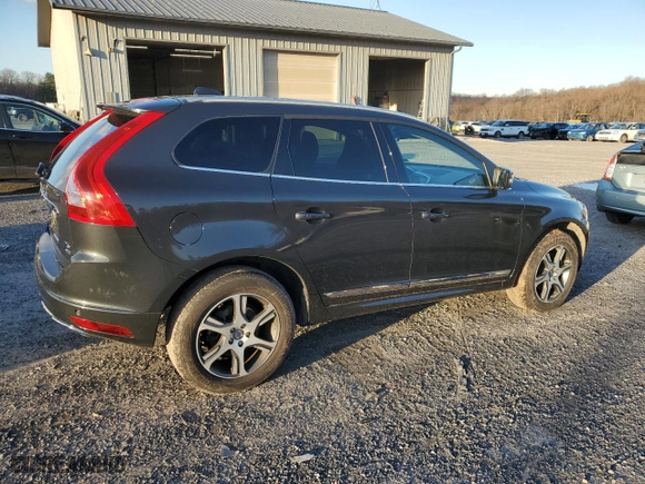 2015 Volvo XC60 T6 Platinum with VIN YV4902RM1F2662348, listed as a Copart auction lot 84502354 with 106,515 mi miles and Salvage Title. Bid and sale history available at carsss.com. Image 3.