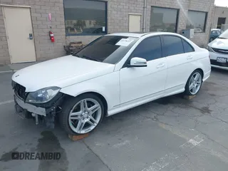 2013 Mercedes-Benz C 300 Sport z VIN WDDGF8AB0DA779904, wystawiony jako IAAI lot #42278212 z przebiegiem 156 354 mil mil oraz . Historia ofert i sprzedaży dostępna na DreamBid. Obrazek 2.