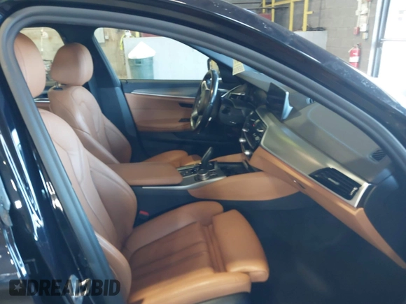 2020 BMW 5 Series 540i xDrive z VIN WBAJS3C06LCE00319, wystawiony jako IAAI lot #41384030 z przebiegiem 49 941 mil mil oraz . Historia ofert i sprzedaży dostępna na DreamBid. Obrazek 5.