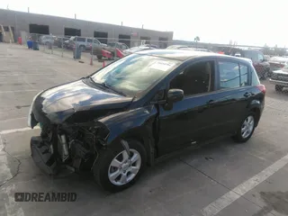 2007 Nissan Versa S z VIN 3N1BC13E17L408911, wystawiony jako IAAI lot #39637191 z przebiegiem 111 583 mil mil oraz . Historia ofert i sprzedaży dostępna na DreamBid. Obrazek 2.