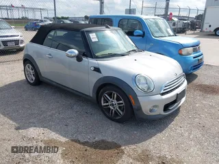 2011 MINI Convertible z VIN WMWZN3C56BT133717, wystawiony jako IAAI lot #42496339 z przebiegiem 86 352 mil mil oraz . Historia ofert i sprzedaży dostępna na DreamBid. Obrazek 1.