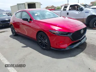 2024 Mazda 3 Premium Plus z VIN JM1BPBNY2R1653094, wystawiony jako IAAI lot #42352861 z przebiegiem 28 021 mil mil oraz . Historia ofert i sprzedaży dostępna na DreamBid. Obrazek 1.