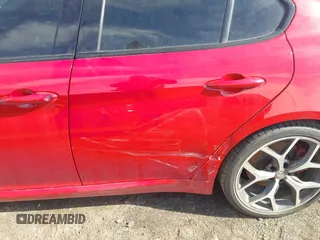 2019 Alfa Romeo Giulia z VIN ZARFAMAN7K7599097, wystawiony jako IAAI lot #41836010 z przebiegiem 32 011 mil mil oraz . Historia ofert i sprzedaży dostępna na DreamBid. Obrazek 5.