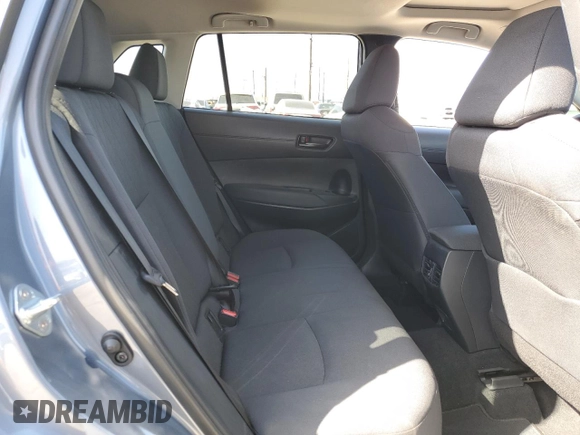 2023 Toyota Corolla Cross LE z VIN 7MUBAABG8PV045934, wystawiony jako Copart lot #52174075 z przebiegiem 11 378 mil mil oraz Szkody całkowita. Historia ofert i sprzedaży dostępna na DreamBid. Obrazek 11.
