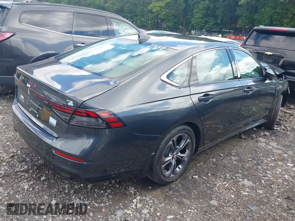 2025 Honda Accord EX-L z VIN 1HGCY2F67SA035808, wystawiony jako IAAI lot #42233264 z przebiegiem 715 mil mil oraz . Historia ofert i sprzedaży dostępna na DreamBid. Obrazek 4.