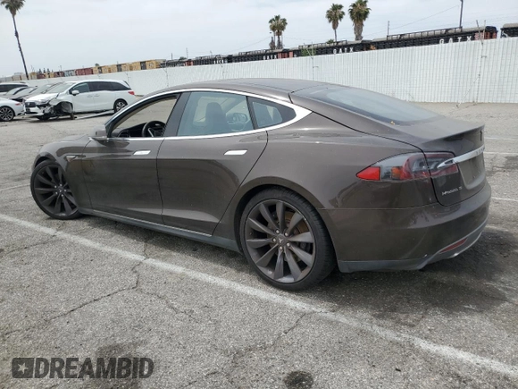 2013 Tesla Model S Performance z VIN 5YJSA1DP0DFP18285, wystawiony jako Copart lot #58437215 z przebiegiem 130 059 mil mil oraz Czysty tytuł • Clean title. Historia ofert i sprzedaży dostępna na DreamBid. Obrazek 2.