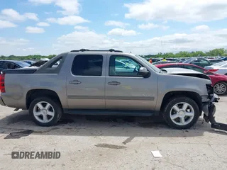 2008 Chevrolet Avalanche LS z VIN 3GNEC12J48G173429, wystawiony jako IAAI lot #42212433 z przebiegiem 151 817 mil mil oraz . Historia ofert i sprzedaży dostępna na DreamBid. Obrazek 13.